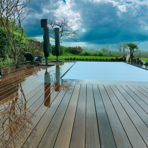 Terrasse bois autour d’une piscine